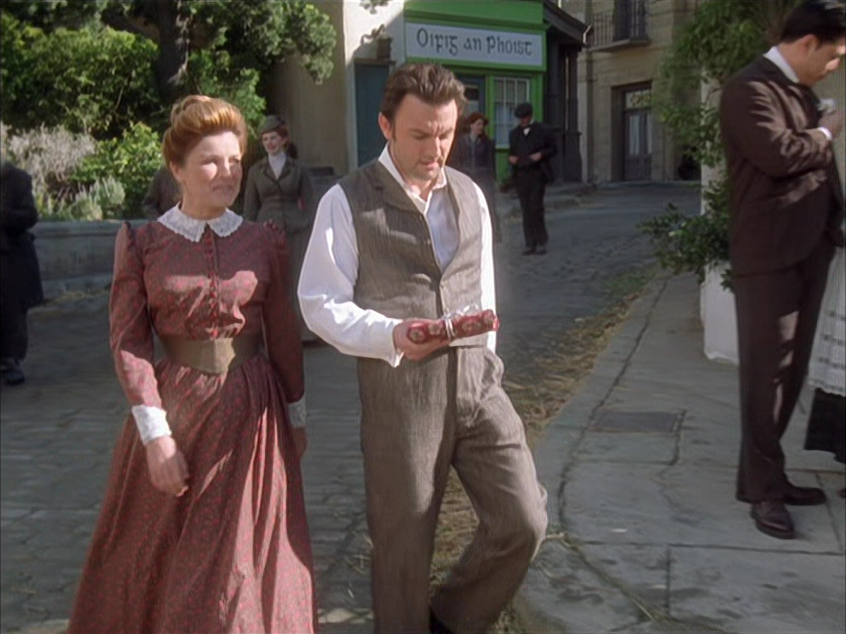 extant_StarTrek_VOY_6x17-SpiritFolk_03575.jpg