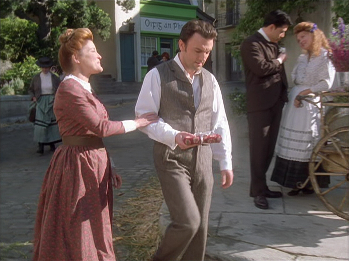 extant_StarTrek_VOY_6x17-SpiritFolk_03576.jpg