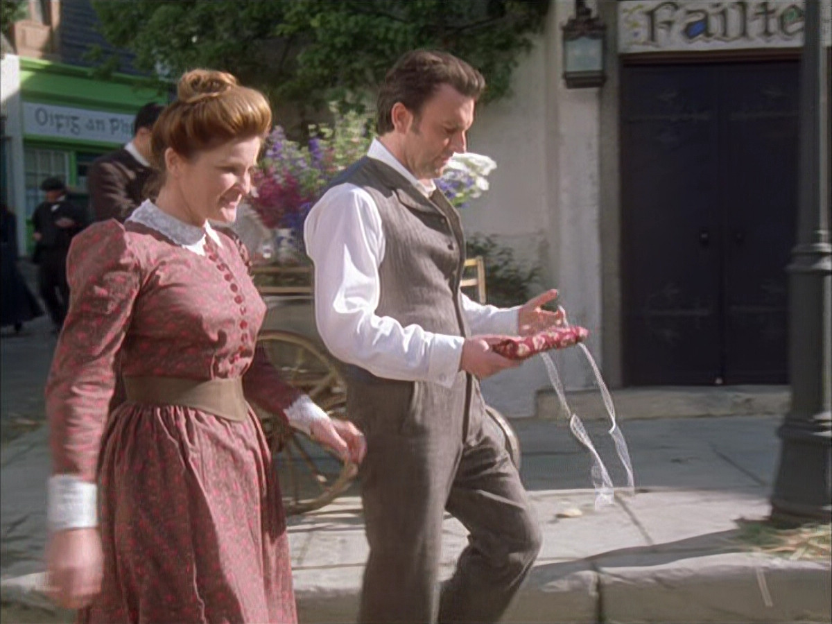 extant_StarTrek_VOY_6x17-SpiritFolk_03579.jpg