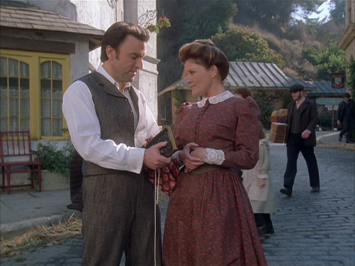 extant_StarTrek_VOY_6x17-SpiritFolk_03594.jpg