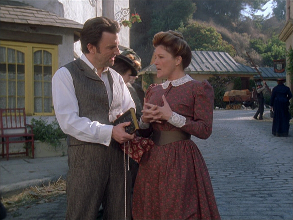 extant_StarTrek_VOY_6x17-SpiritFolk_03598.jpg