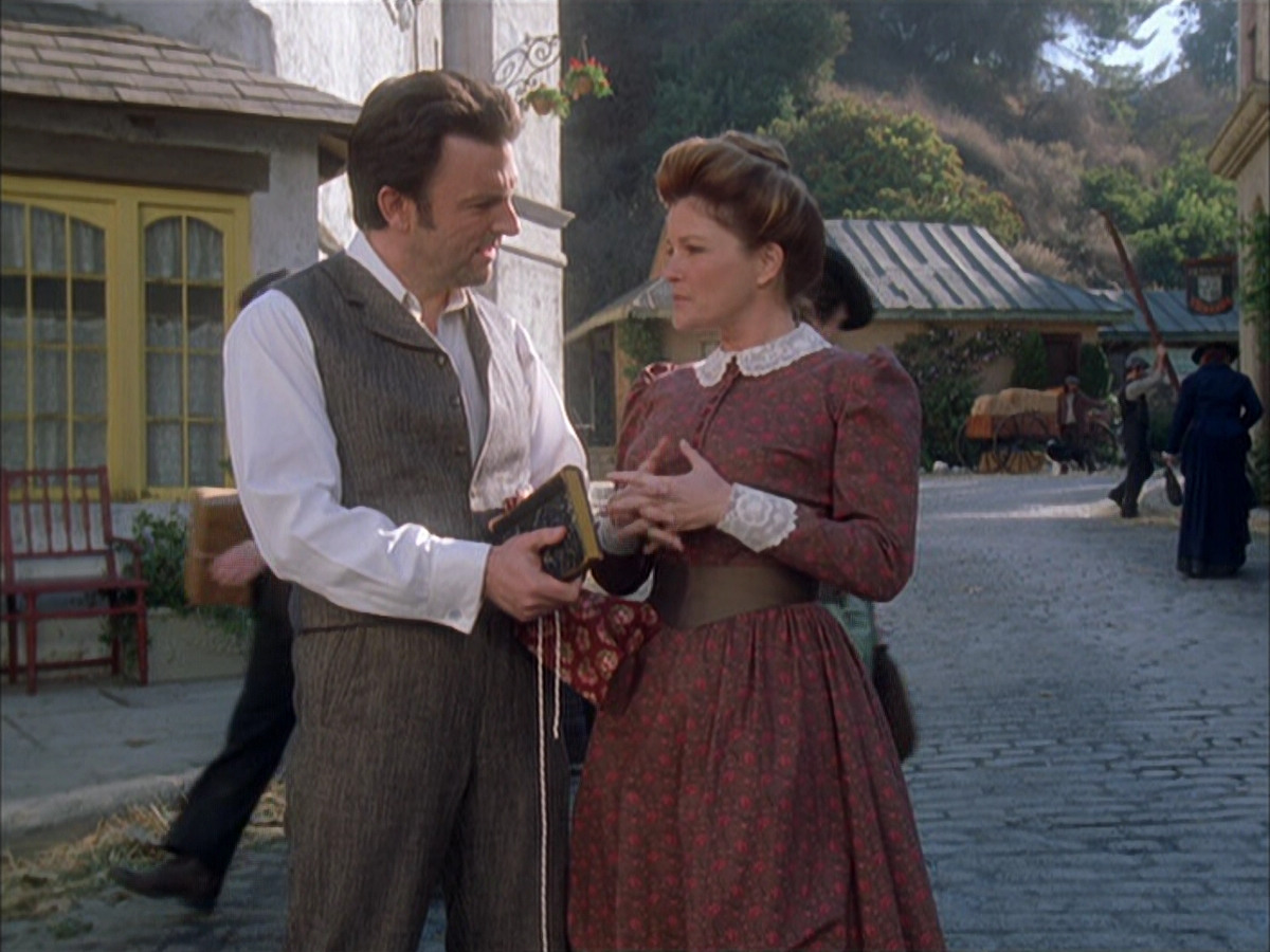 extant_StarTrek_VOY_6x17-SpiritFolk_03599.jpg