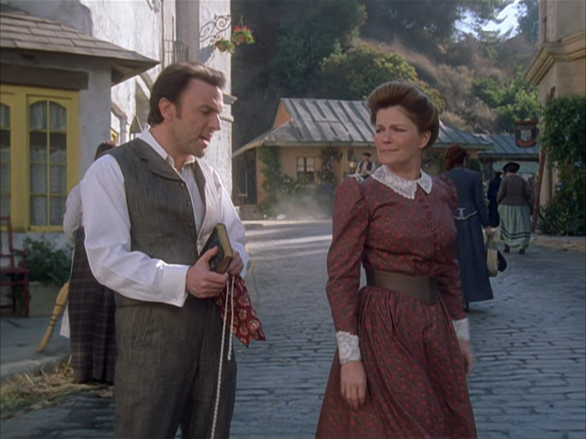 extant_StarTrek_VOY_6x17-SpiritFolk_03617.jpg