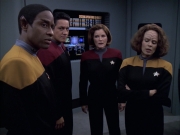 extant_StarTrek_VOY_6x17-SpiritFolk_02496.jpg
