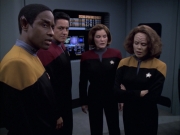 extant_StarTrek_VOY_6x17-SpiritFolk_02497.jpg