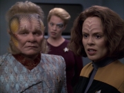extant_StarTrek_VOY_6x17-SpiritFolk_02536.jpg