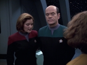 extant_StarTrek_VOY_6x17-SpiritFolk_02579.jpg