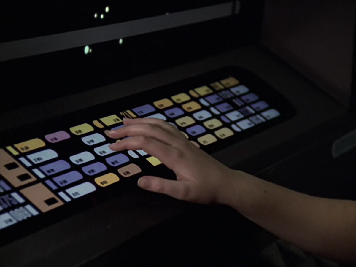 extant_StarTrek_VOY_6x18-AshesToAshes_00226.jpg