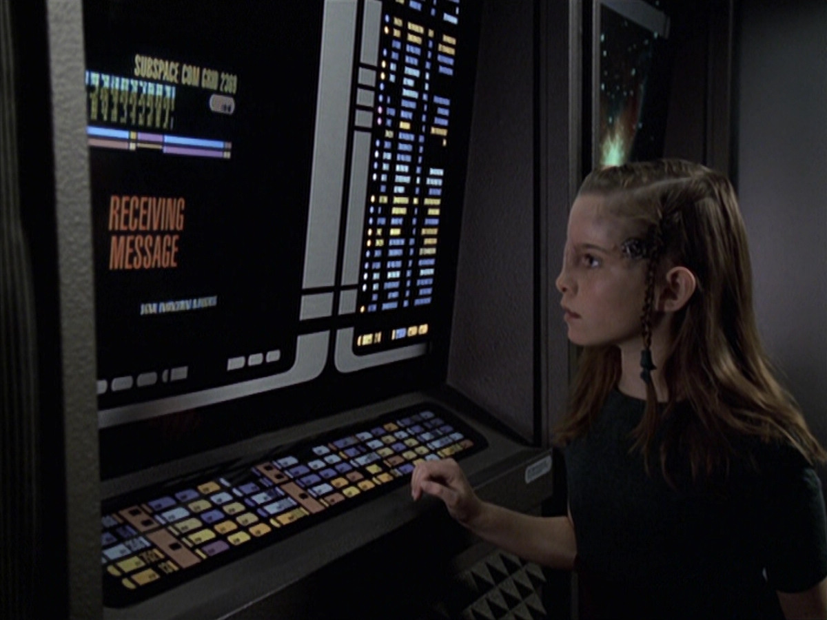 extant_StarTrek_VOY_6x18-AshesToAshes_00246.jpg