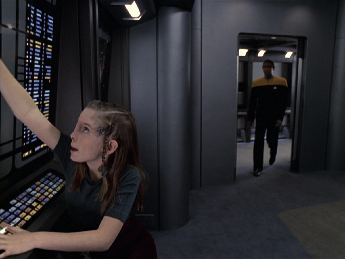 extant_StarTrek_VOY_6x18-AshesToAshes_00334.jpg