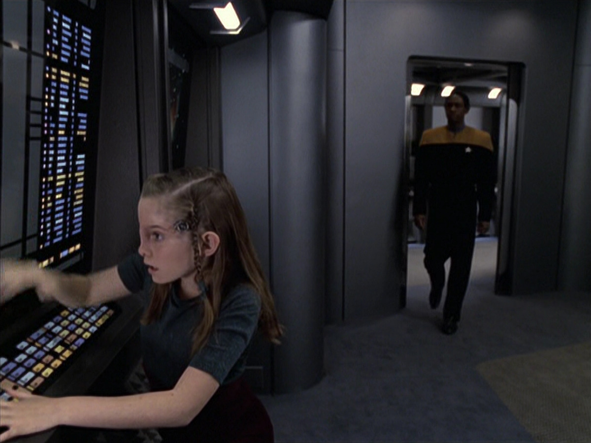 extant_StarTrek_VOY_6x18-AshesToAshes_00335.jpg