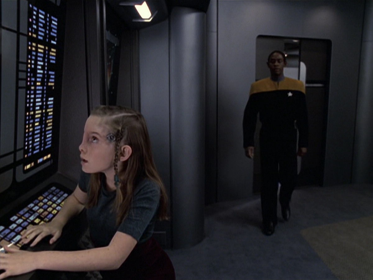 extant_StarTrek_VOY_6x18-AshesToAshes_00336.jpg