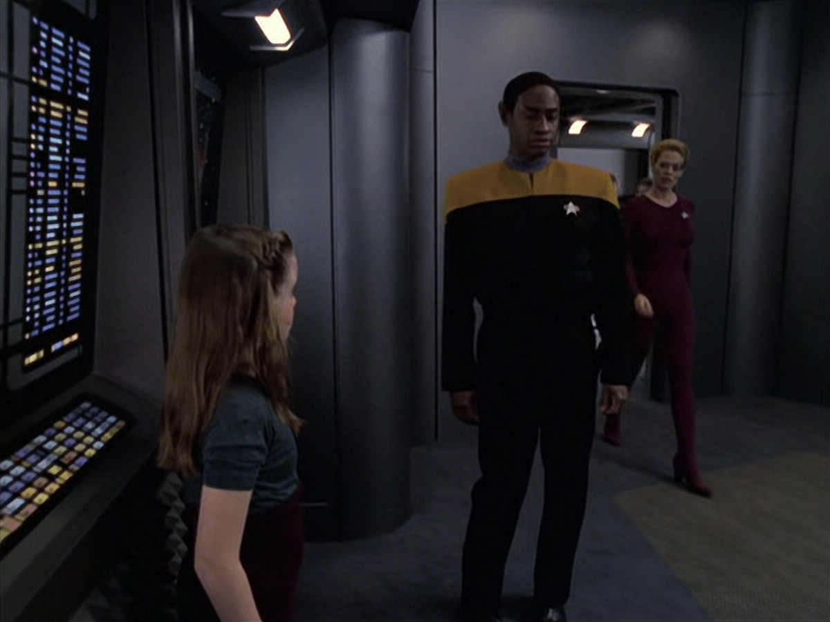 extant_StarTrek_VOY_6x18-AshesToAshes_00356.jpg