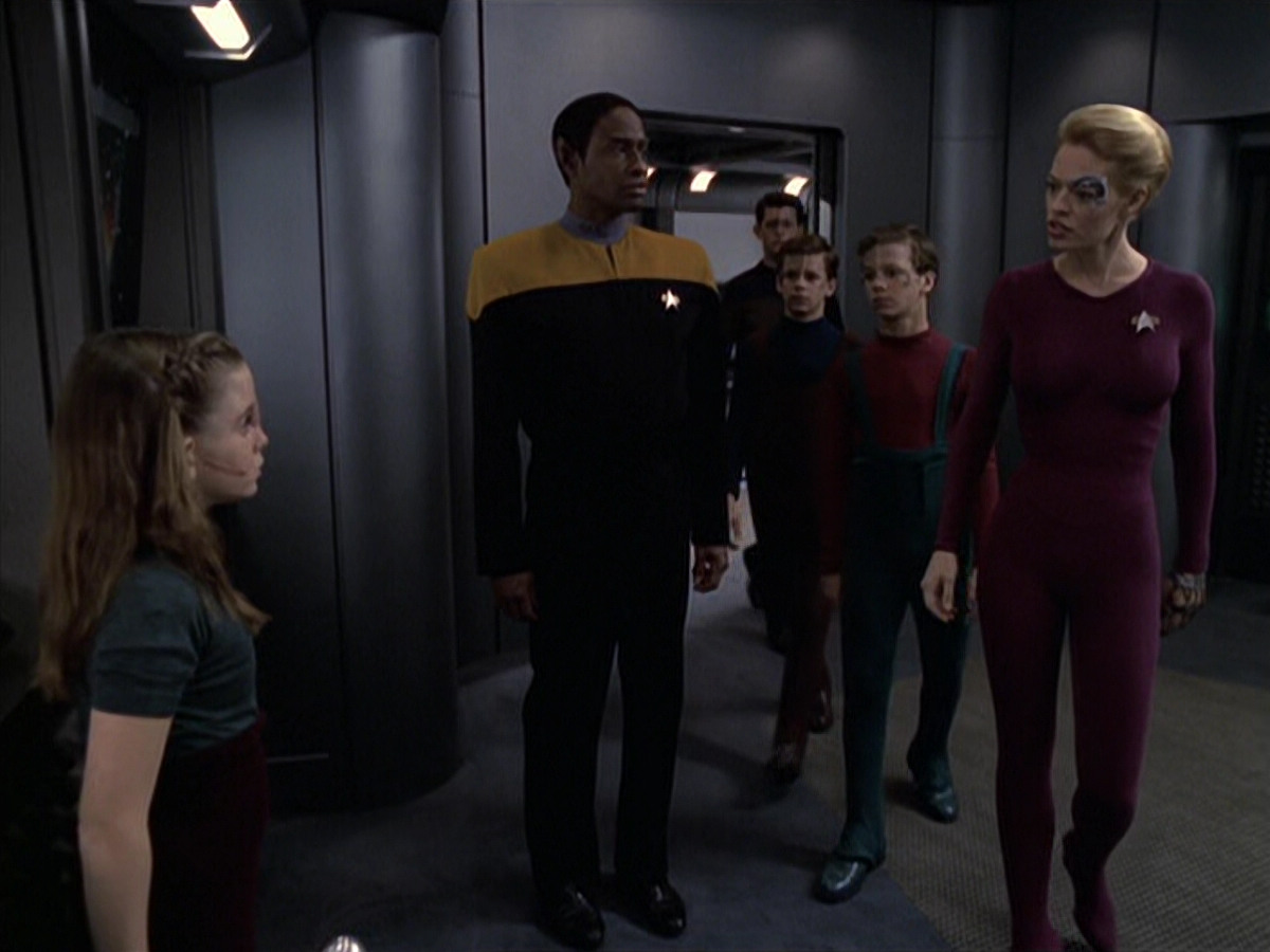 extant_StarTrek_VOY_6x18-AshesToAshes_00359.jpg