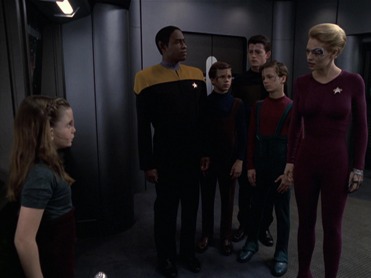 extant_StarTrek_VOY_6x18-AshesToAshes_00366.jpg