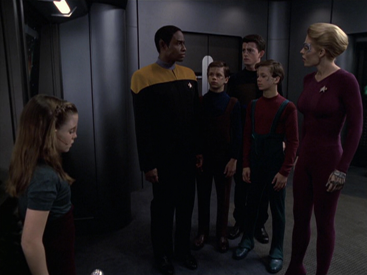 extant_StarTrek_VOY_6x18-AshesToAshes_00370.jpg