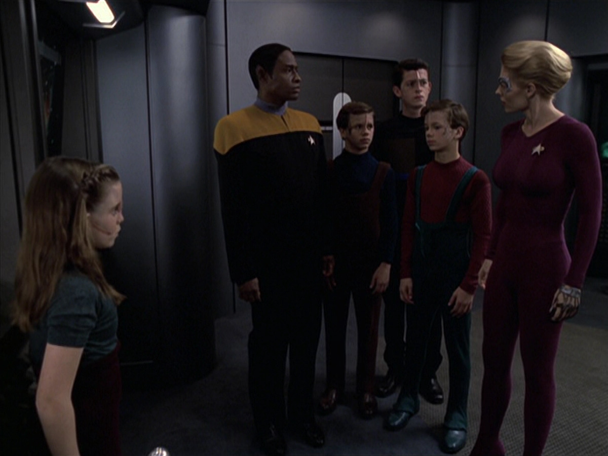 extant_StarTrek_VOY_6x18-AshesToAshes_00372.jpg