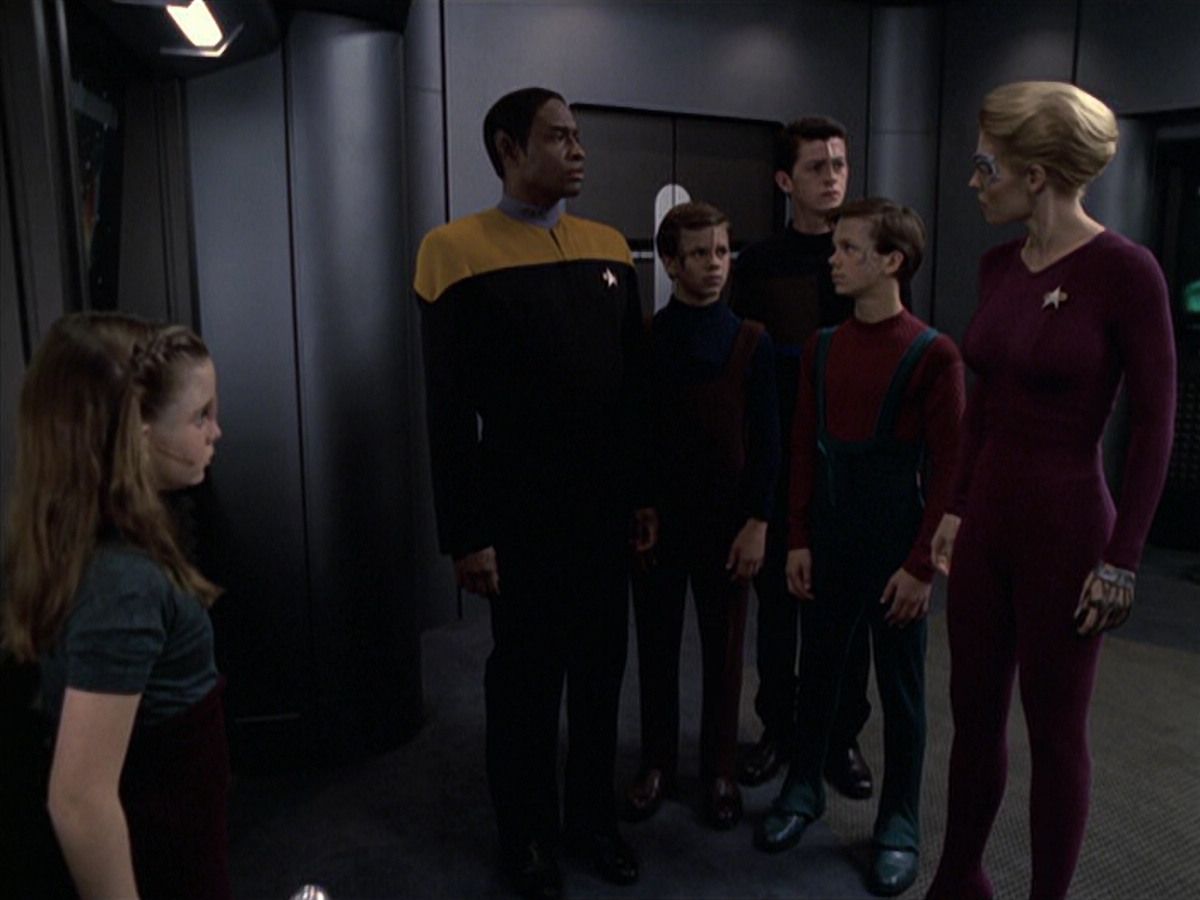 extant_StarTrek_VOY_6x18-AshesToAshes_00374.jpg