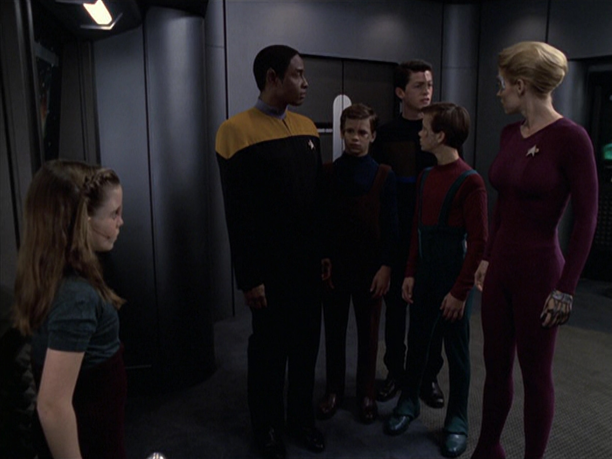 extant_StarTrek_VOY_6x18-AshesToAshes_00378.jpg