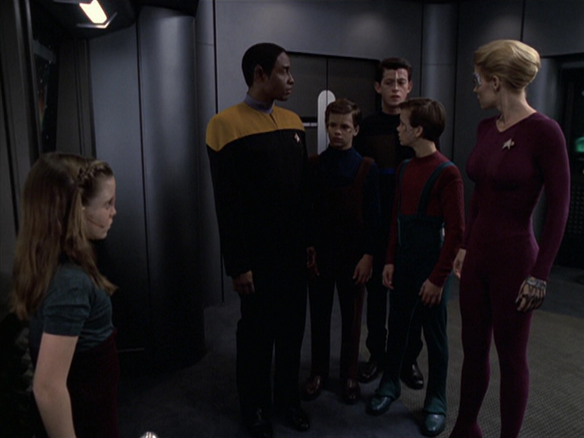 extant_StarTrek_VOY_6x18-AshesToAshes_00379.jpg