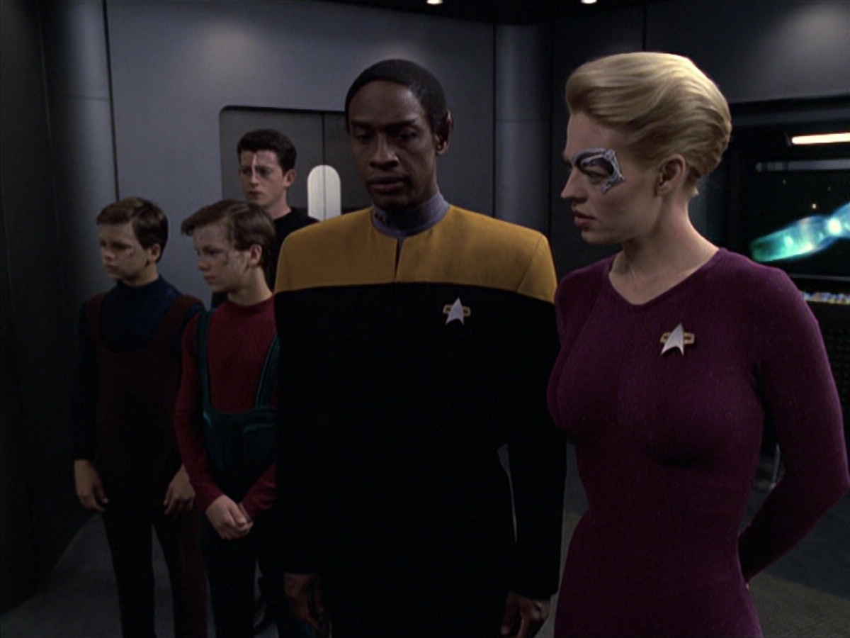 extant_StarTrek_VOY_6x18-AshesToAshes_00411.jpg