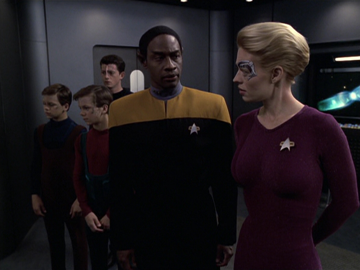 extant_StarTrek_VOY_6x18-AshesToAshes_00412.jpg