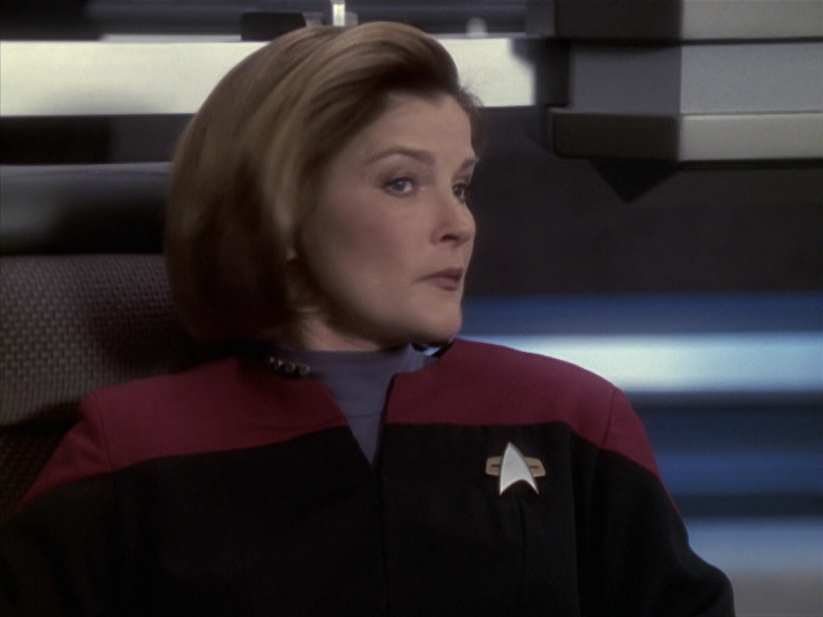 extant_StarTrek_VOY_6x18-AshesToAshes_00474.jpg