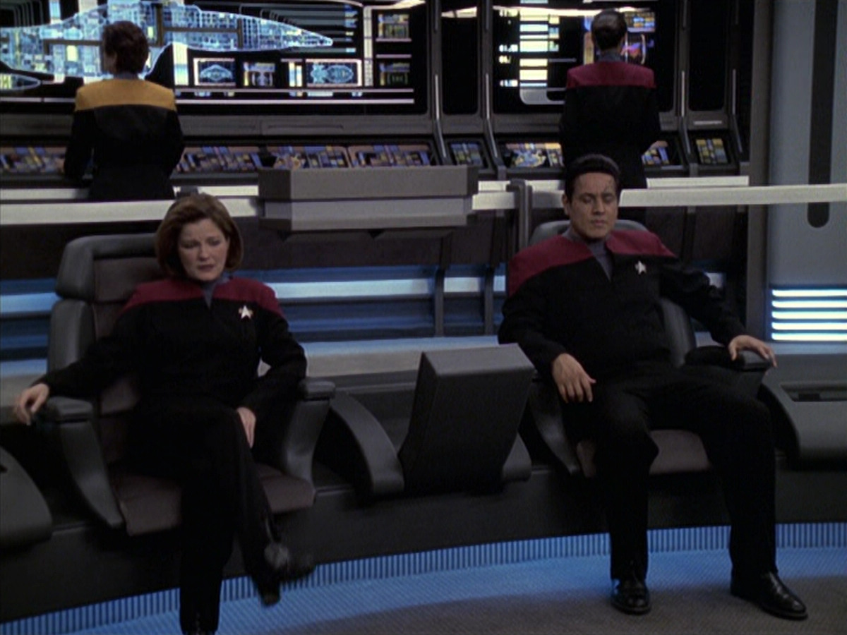 extant_StarTrek_VOY_6x18-AshesToAshes_00488.jpg