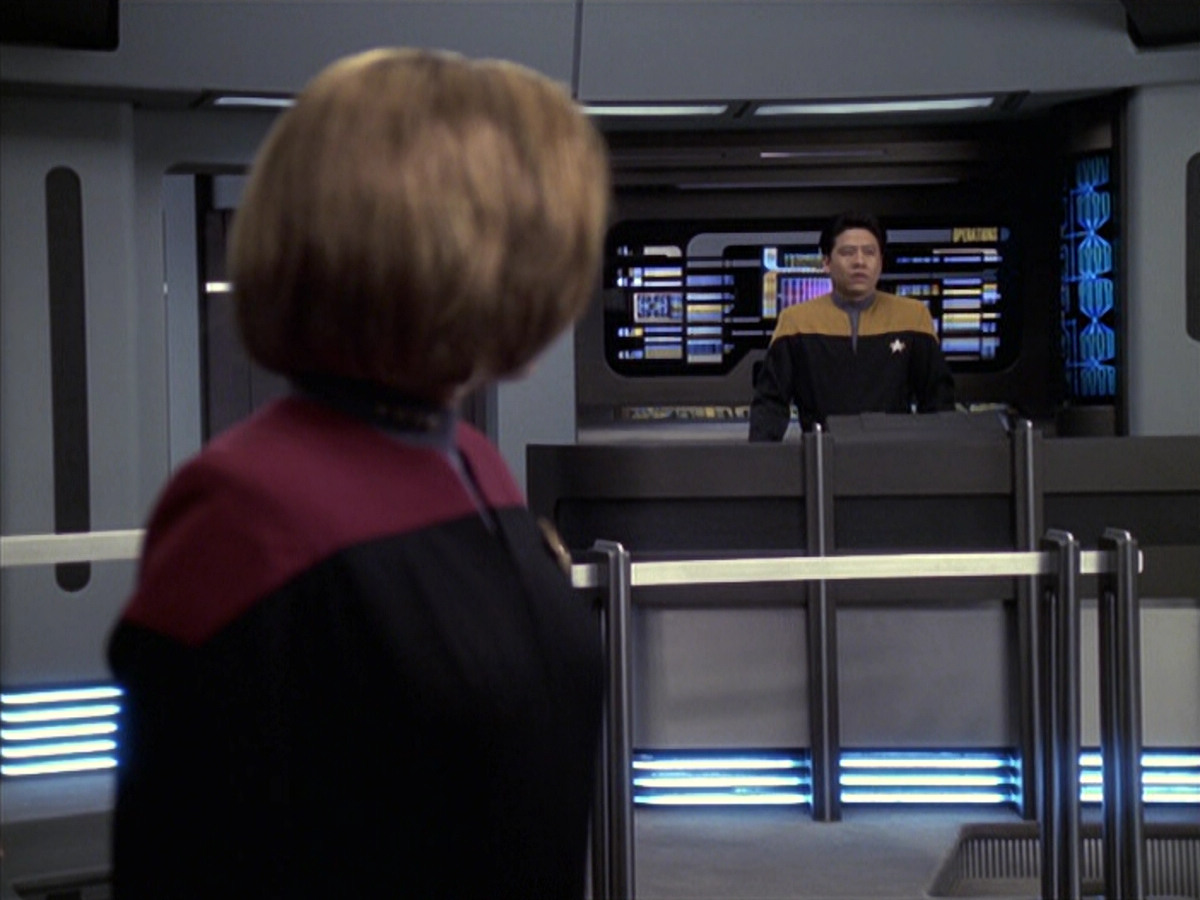 extant_StarTrek_VOY_6x18-AshesToAshes_00513.jpg