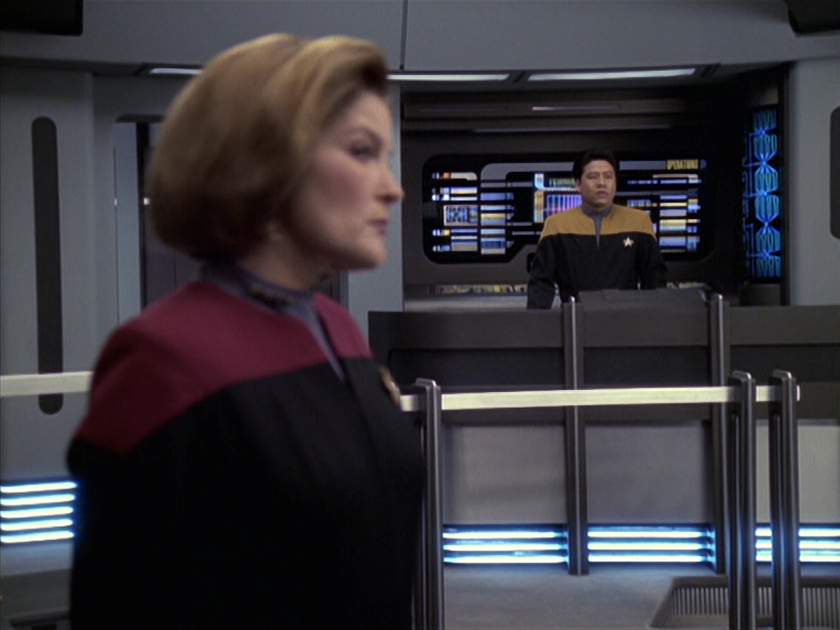 extant_StarTrek_VOY_6x18-AshesToAshes_00514.jpg