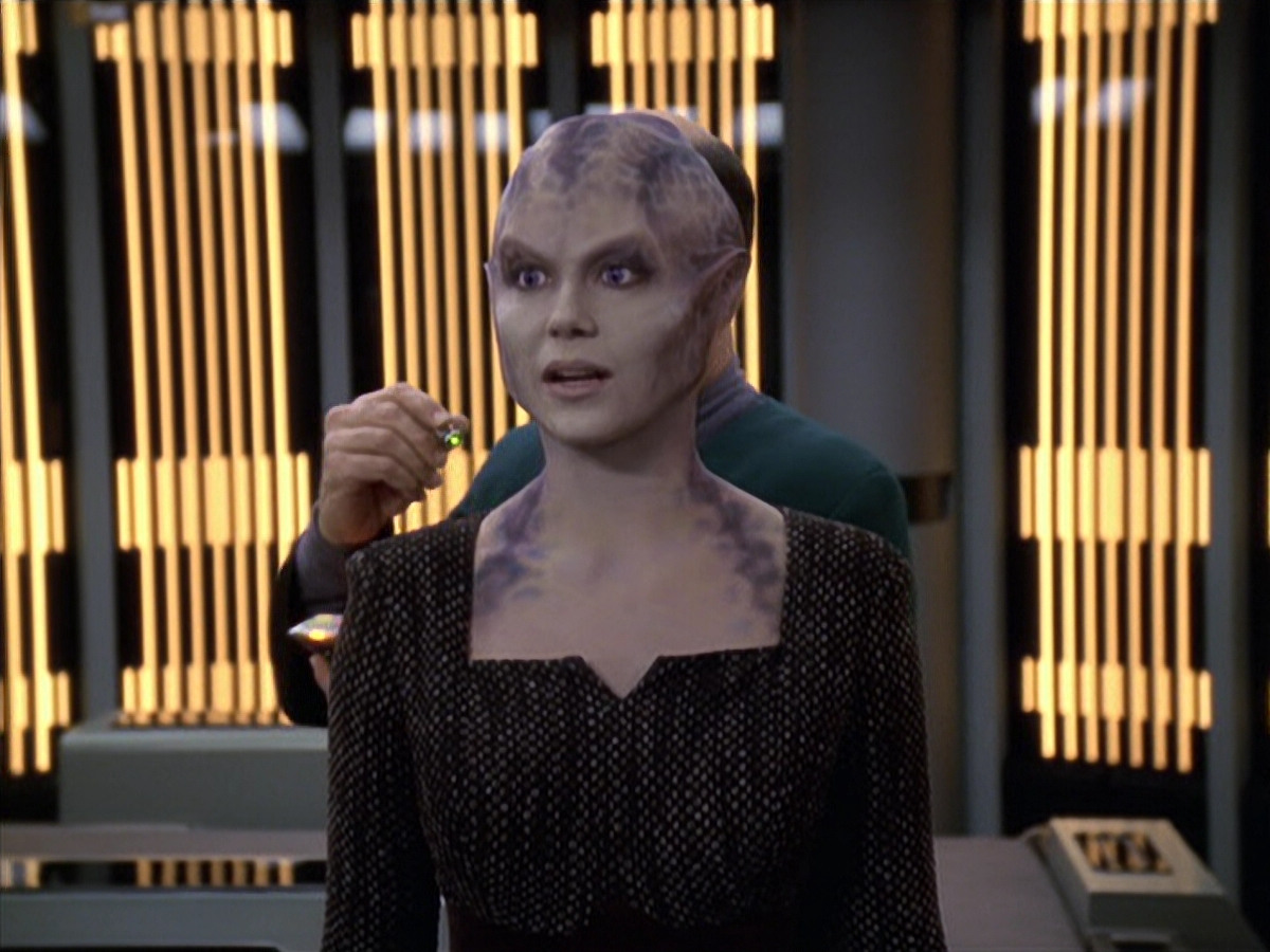 extant_StarTrek_VOY_6x18-AshesToAshes_00574.jpg