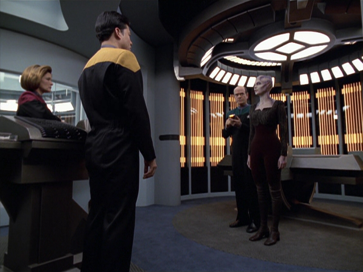 extant_StarTrek_VOY_6x18-AshesToAshes_00582.jpg