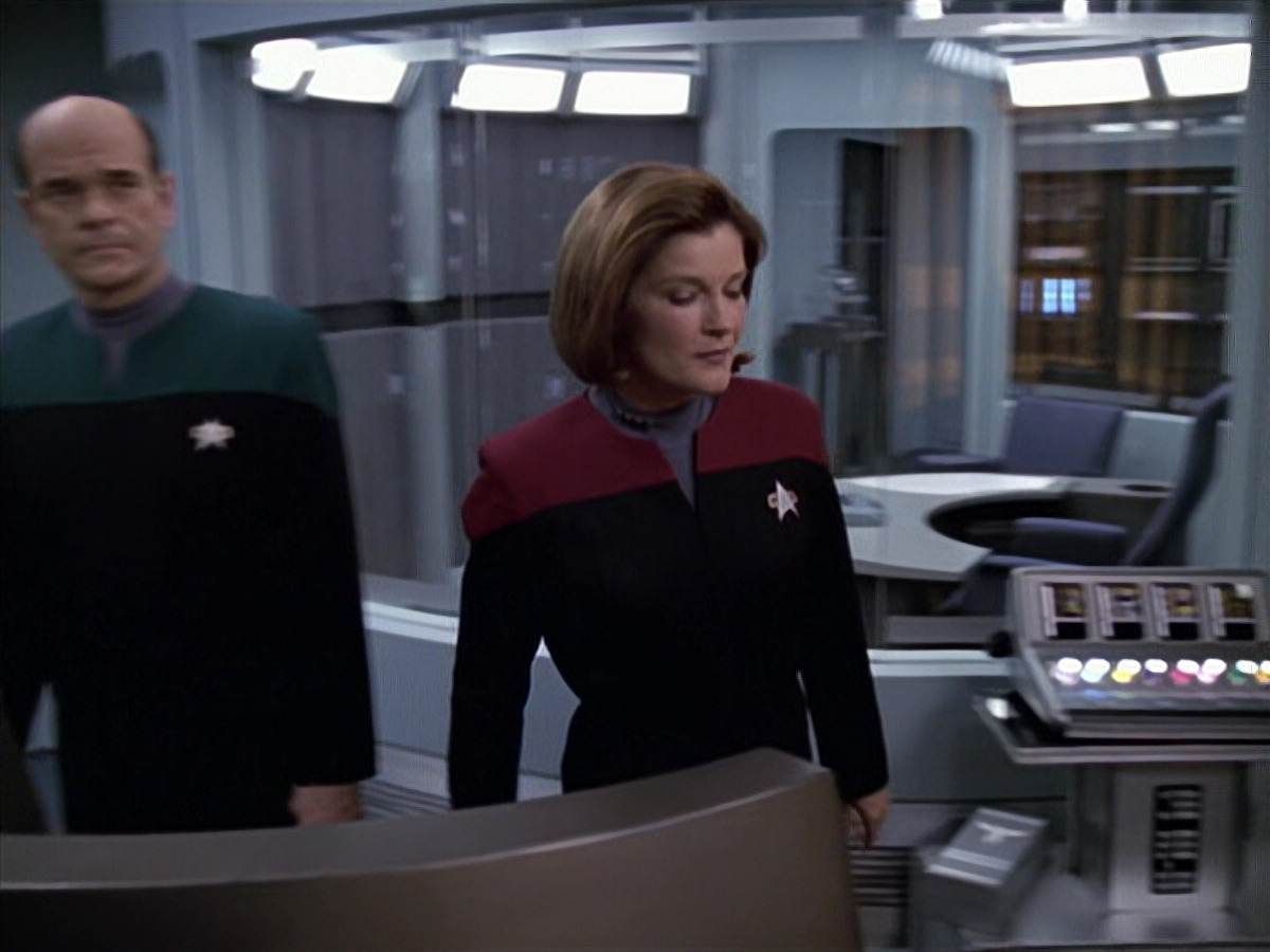 extant_StarTrek_VOY_6x18-AshesToAshes_00806.jpg