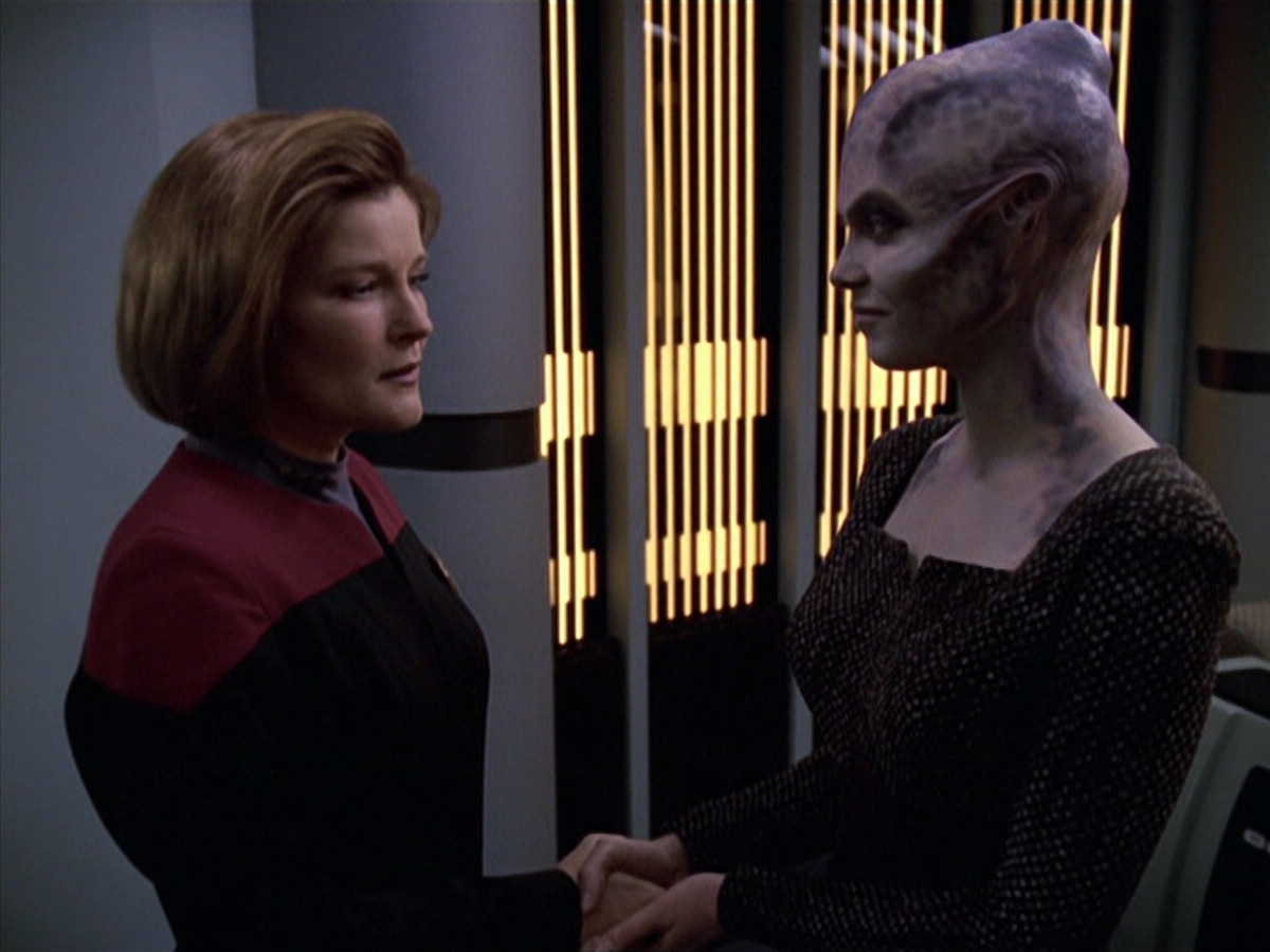 extant_StarTrek_VOY_6x18-AshesToAshes_00824.jpg