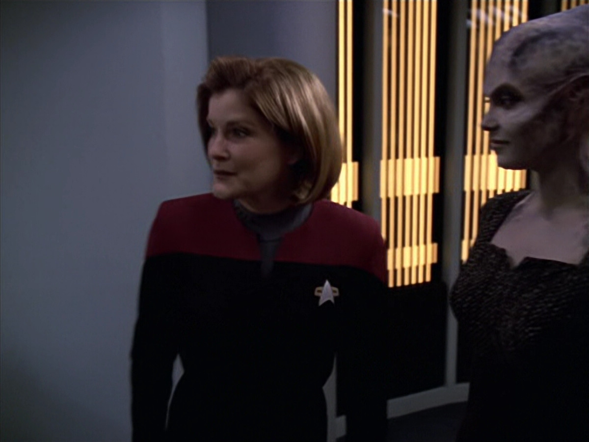 extant_StarTrek_VOY_6x18-AshesToAshes_00827.jpg