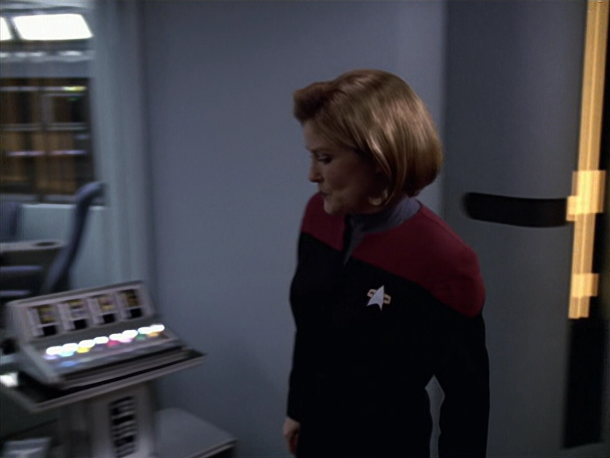 extant_StarTrek_VOY_6x18-AshesToAshes_00828.jpg