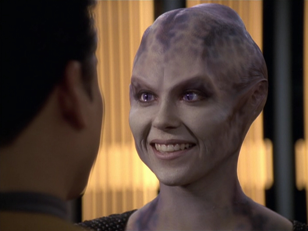 extant_StarTrek_VOY_6x18-AshesToAshes_00864.jpg