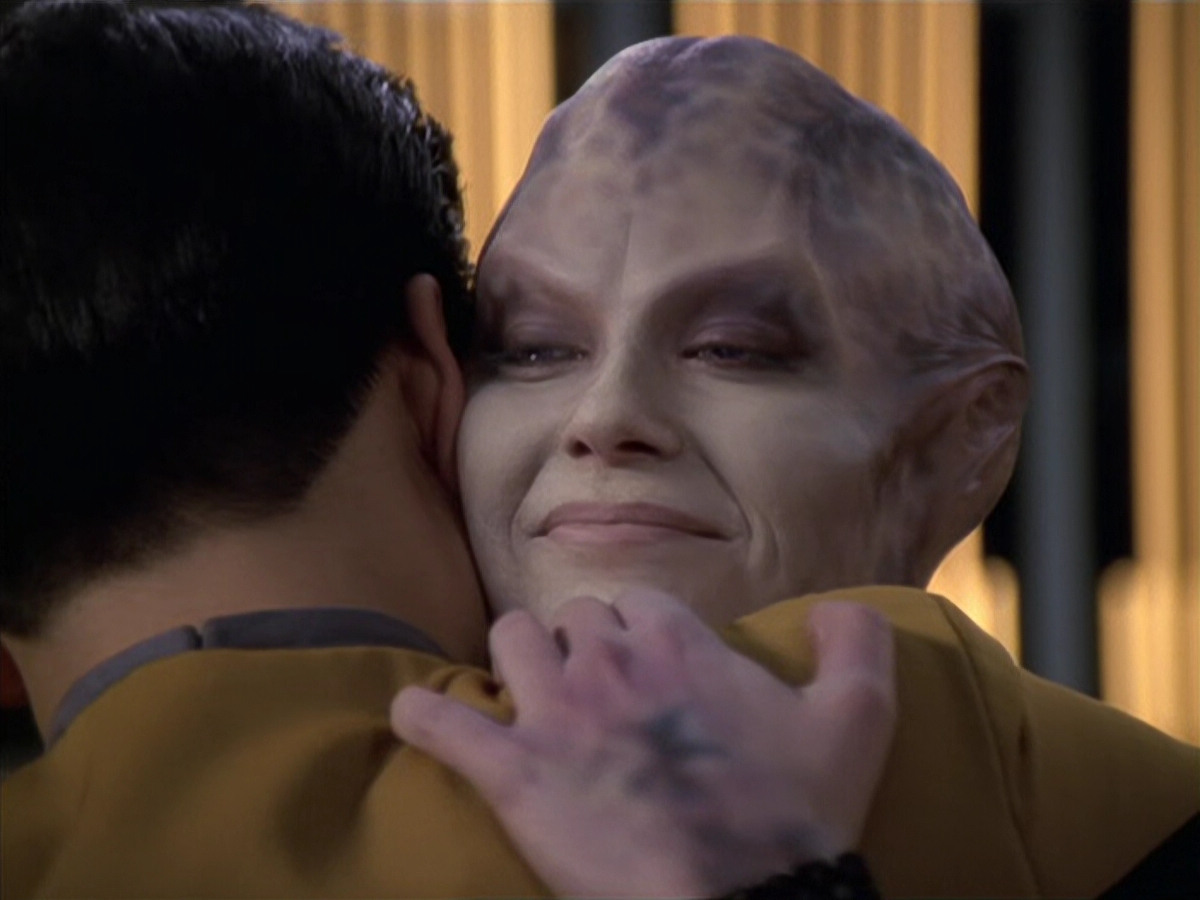 extant_StarTrek_VOY_6x18-AshesToAshes_00875.jpg