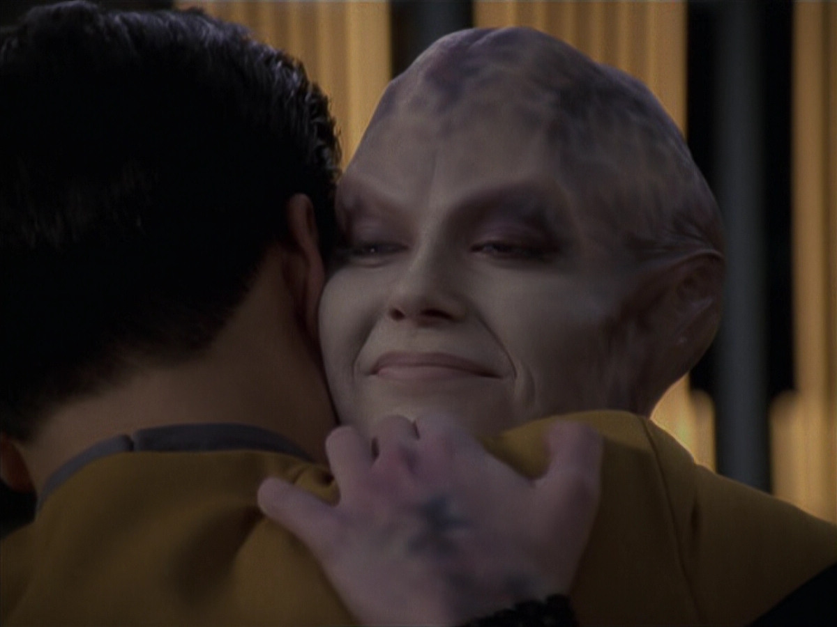 extant_StarTrek_VOY_6x18-AshesToAshes_00876.jpg