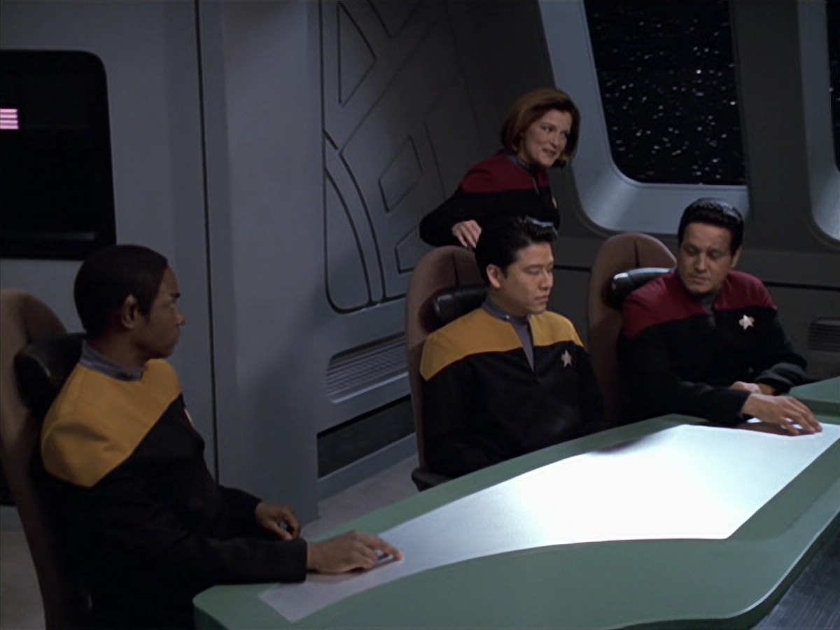 extant_StarTrek_VOY_6x18-AshesToAshes_00890.jpg