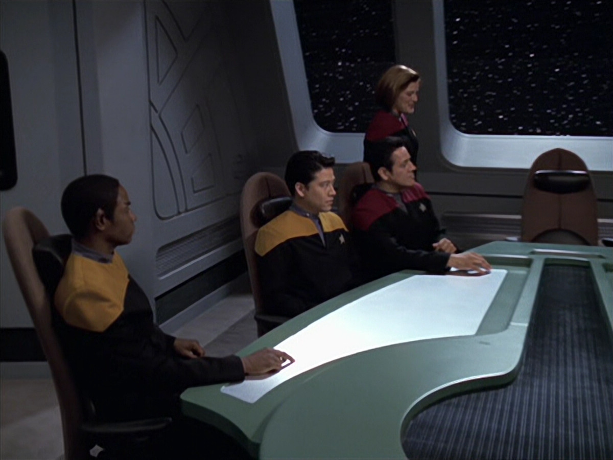 extant_StarTrek_VOY_6x18-AshesToAshes_00892.jpg