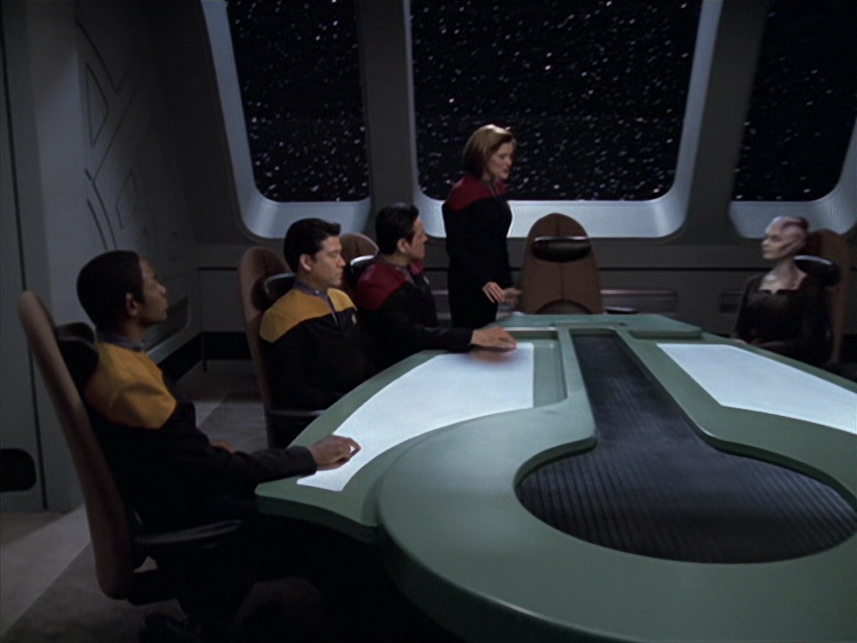 extant_StarTrek_VOY_6x18-AshesToAshes_00894.jpg