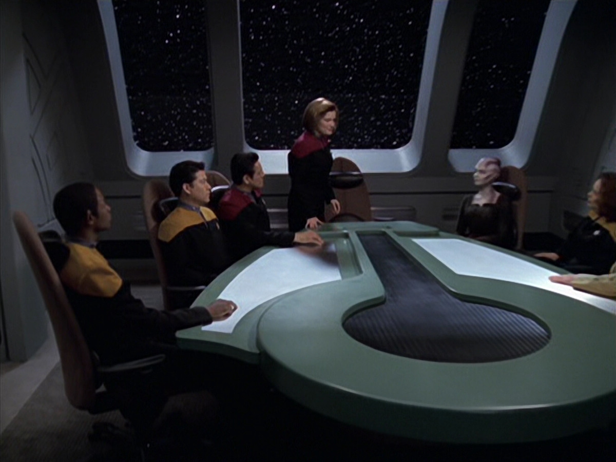 extant_StarTrek_VOY_6x18-AshesToAshes_00895.jpg