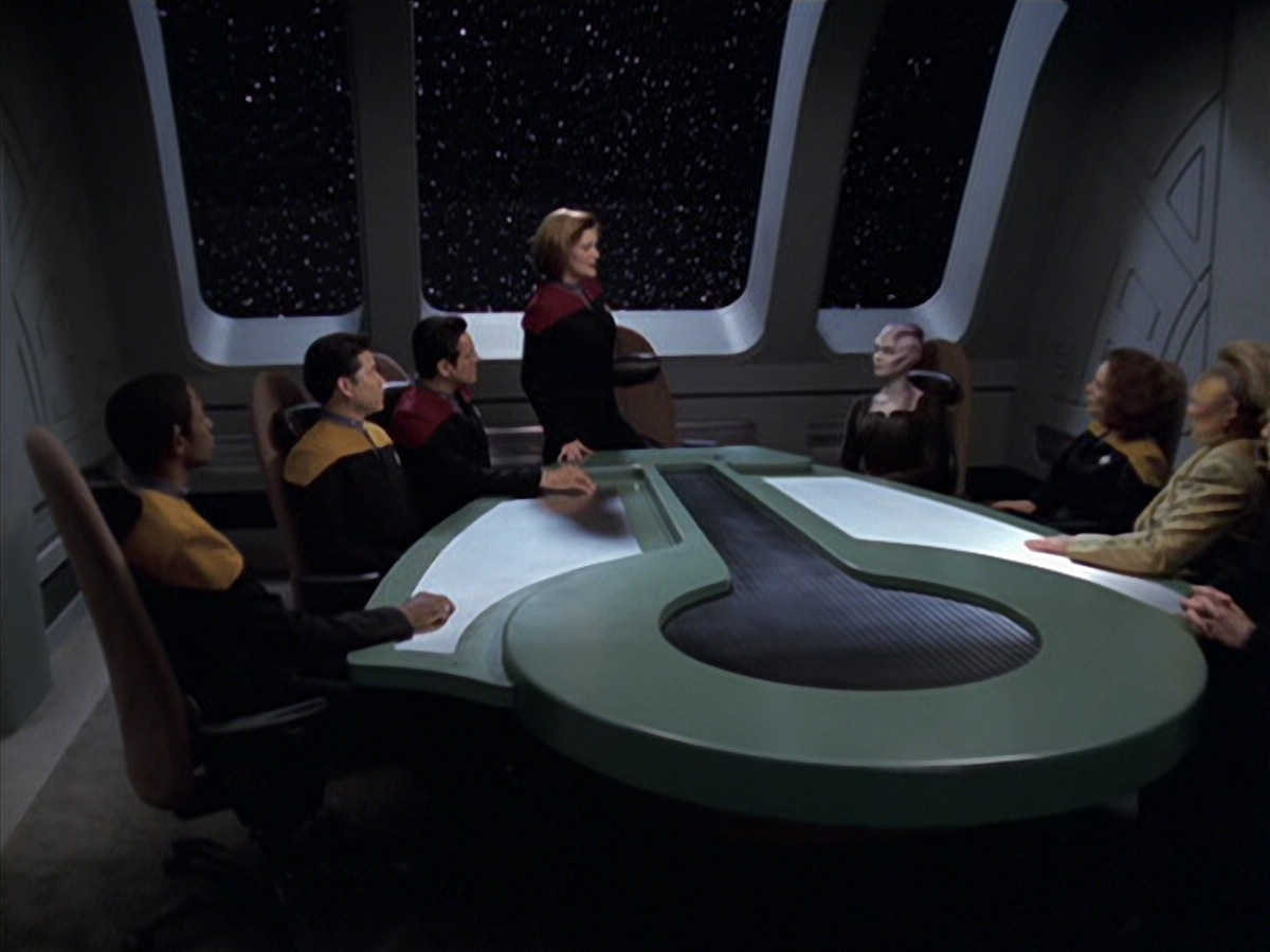 extant_StarTrek_VOY_6x18-AshesToAshes_00896.jpg