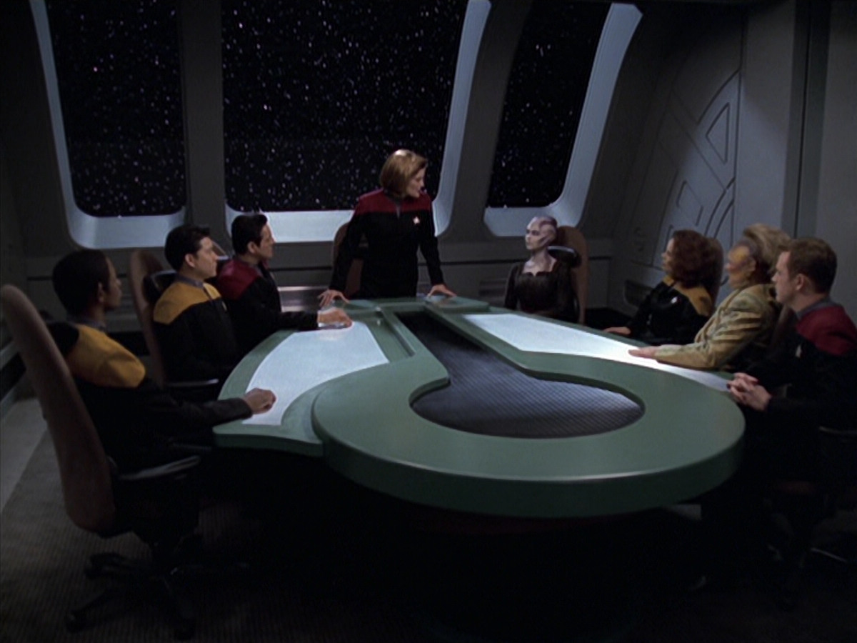 extant_StarTrek_VOY_6x18-AshesToAshes_00898.jpg