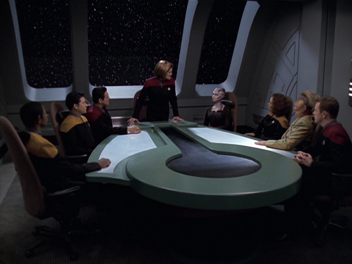extant_StarTrek_VOY_6x18-AshesToAshes_00899.jpg