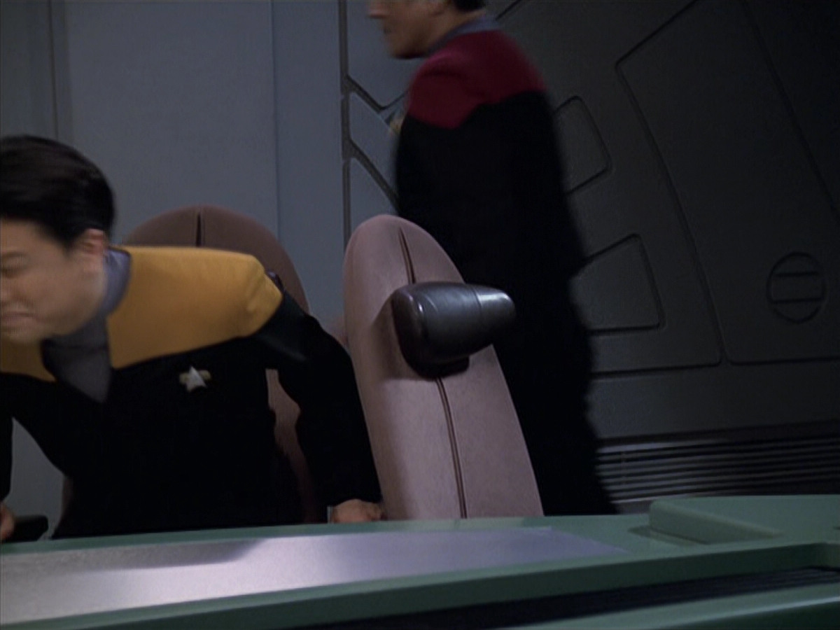 extant_StarTrek_VOY_6x18-AshesToAshes_00951.jpg