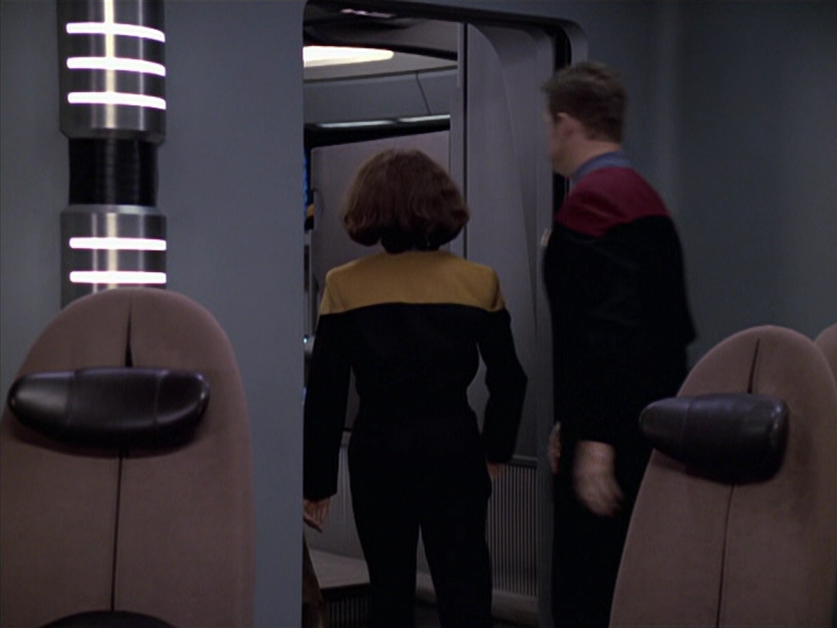 extant_StarTrek_VOY_6x18-AshesToAshes_00952.jpg