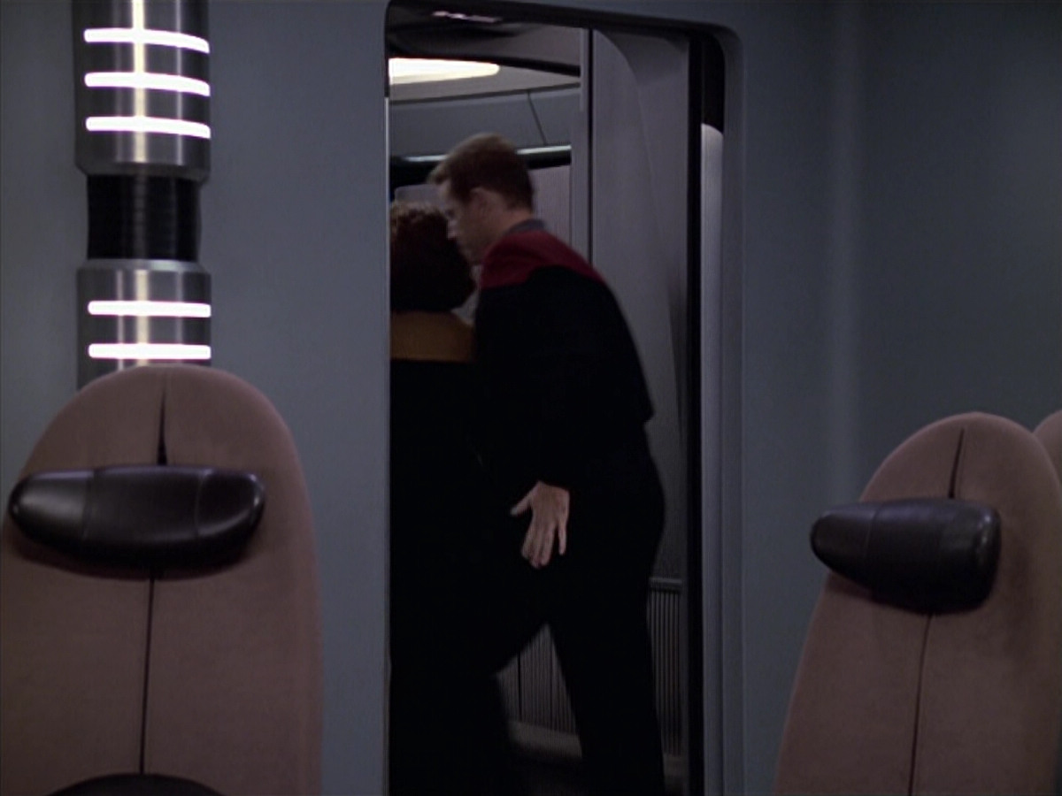 extant_StarTrek_VOY_6x18-AshesToAshes_00953.jpg