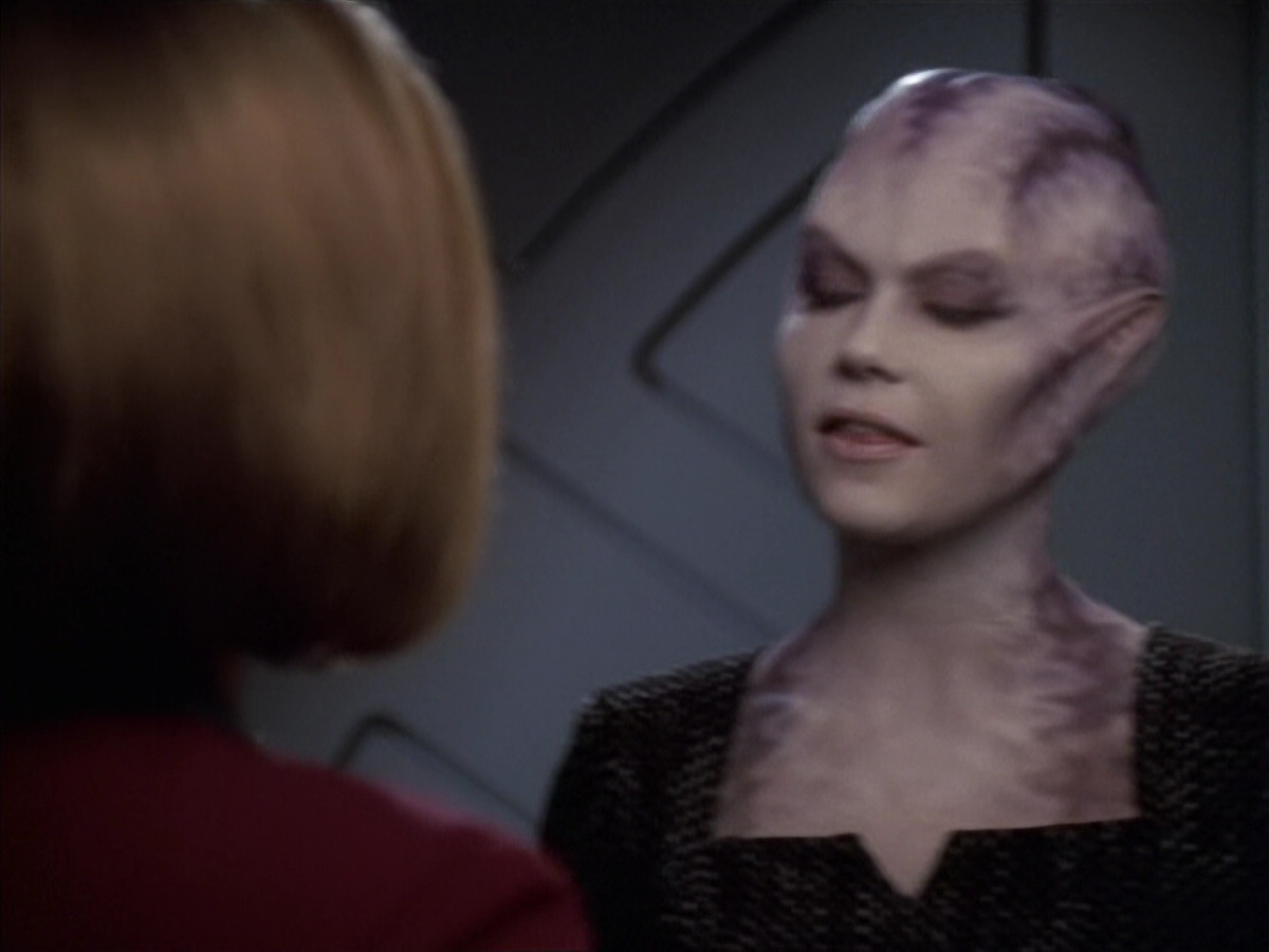extant_StarTrek_VOY_6x18-AshesToAshes_00955.jpg
